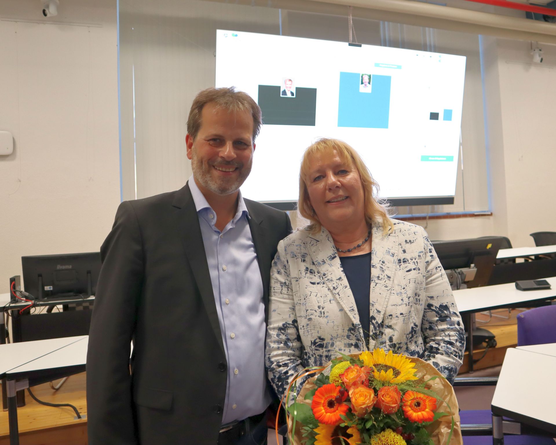 Gronaus neuer Bürgermeister Jörg von Borczyskowski mit seiner Frau Ira im Wahlstudio