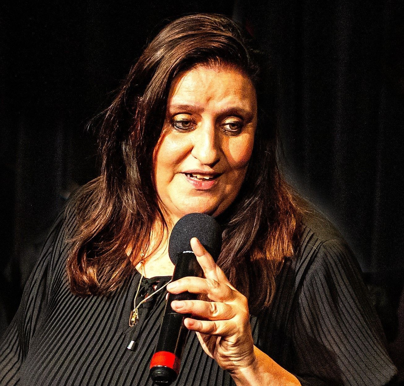 Die Sängerin Anneke van Wassenhove mit einem Mikrofon