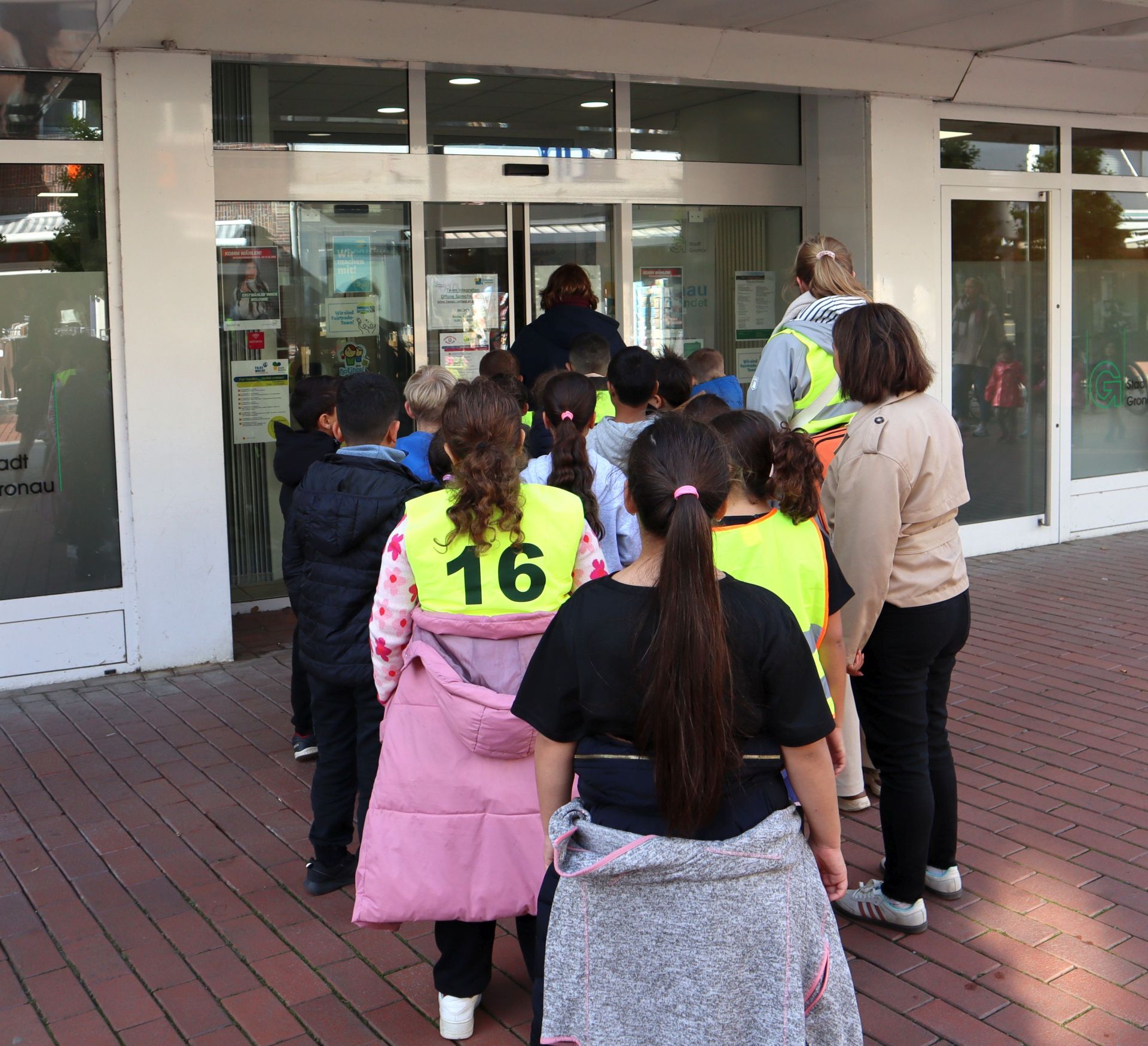 Schülerinnen und Schüler der Grüne-Aue-Schule vor dem Eingang zum Büro des Teams Integration