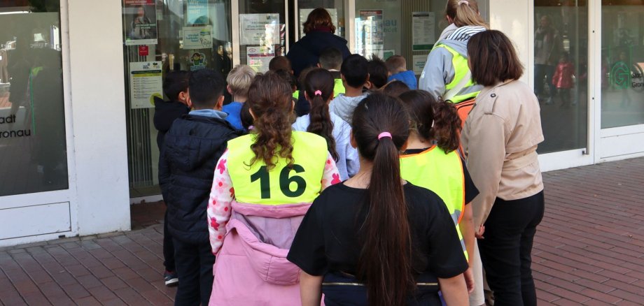 Schülerinnen und Schüler der Grüne-Aue-Schule vor dem Eingang zum Büro des Teams Integration