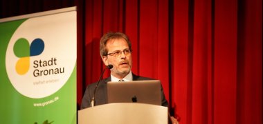Bürgermeister Jörg von Borczyskowski auf der Bühne