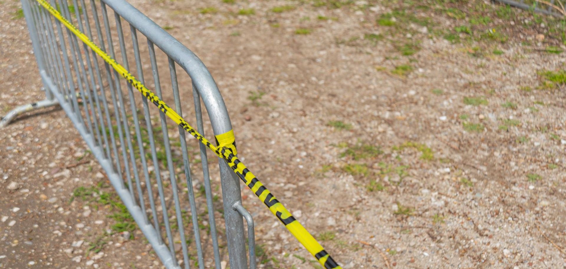 Verbotsschranke mit Sicherheitsband