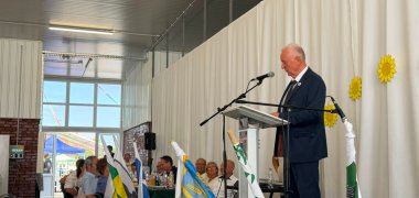 Bürgermeister István Siklósi begrüßt die Gäste aus den Partnerstädten mit einer festlichen Ansprache.