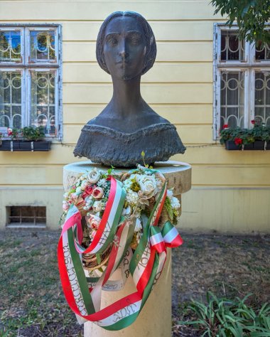 Die Büste von Szendrey Júlia vor dem ehemaligen Wenckheim-Fejérváry-Kastély, heute Sitz der musealen Sammlung in Mezőberény.