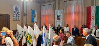 Bei der feierlichen Stadtratssitzung im Rathaus von Mezőberény wurden zu Beginn die Flaggen mit den Wappen der Stadt und ihrer Partnerstädte präsentiert.