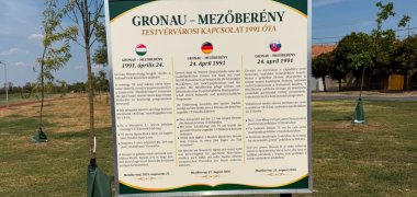 Die Tafel im Freundschaftspark erinnert an die seit 1991 bestehende Städtepartnerschaft zwischen Gronau und Mezőberény.