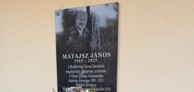 Die Gedenktafel erinnert an den verstorbenen Orchesterleiter und Dirigenten János Matajsz.
