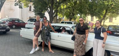 Beim Festumzug zum Stephanstag präsentierten sich Teile der städtischen Delegation gemeinsam mit Judit Lohle (l.) vor einem der historischen Oldtimer.