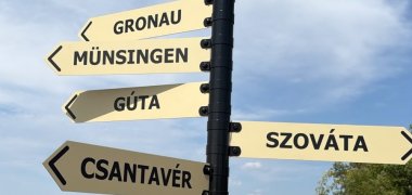 Im Freundschaftspark weisen Wegweiser in die Richtungen der fünf Partnerstädte Mezőberénys: Gronau, Münsingen, Gúta, Szováta und Csantavér.