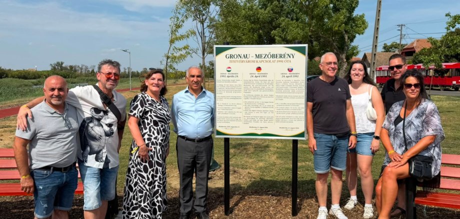 Die städtische Delegation aus Gronau bei der feierlichen Eröffnung des Freundschaftsparks am Hosszú-See.