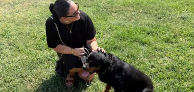 Beim Besuch des Nándy-Tierheims konnten die Teilnehmer:innen die Hunde kennenlernen und ihnen, wie hier einem Rottweiler, ganz nah kommen.