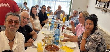 Die städtische Delegation aus Gronau beim gemeinsamen Mittagessen während des Besuchs auf dem Reiterhof.