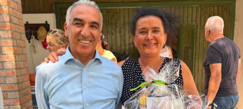 Ibrahim Savci, 1. stellvertretender Bürgermeister der Stadt Gronau, überreicht auf dem Reiterhof ein Gastgeschenk an die stellvertretende Bürgermeisterin von Mezőberény.