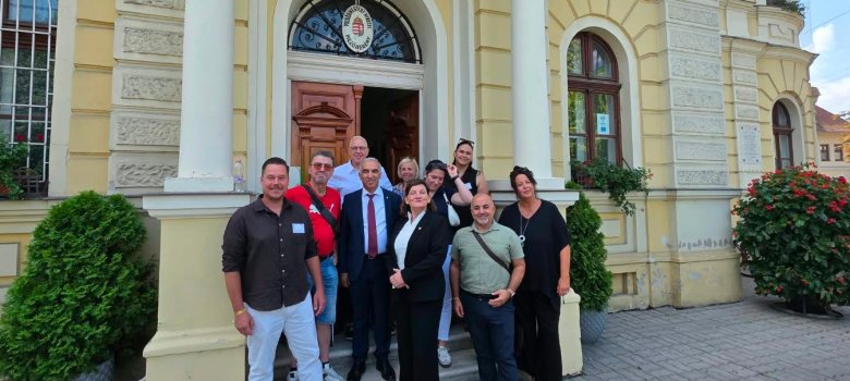 Die städtische Delegation der Stadt Gronau vor dem Rathaus in Mezőberény.