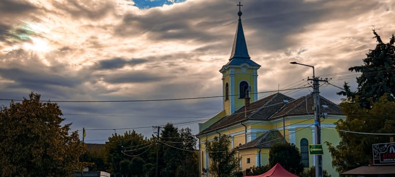 Einblicke vom Festplatz mit Blick auf die Kirche in Mezőberény.