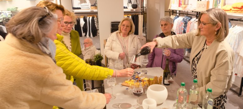 Bei der Wein(s)hopping-Tour wird ebenfalls ein Stop bei Theo Dreier eingelegt. Bei der Wein(s)hopping-Tour wird ebenfalls ein Stop bei Theo Dreier eingelegt.