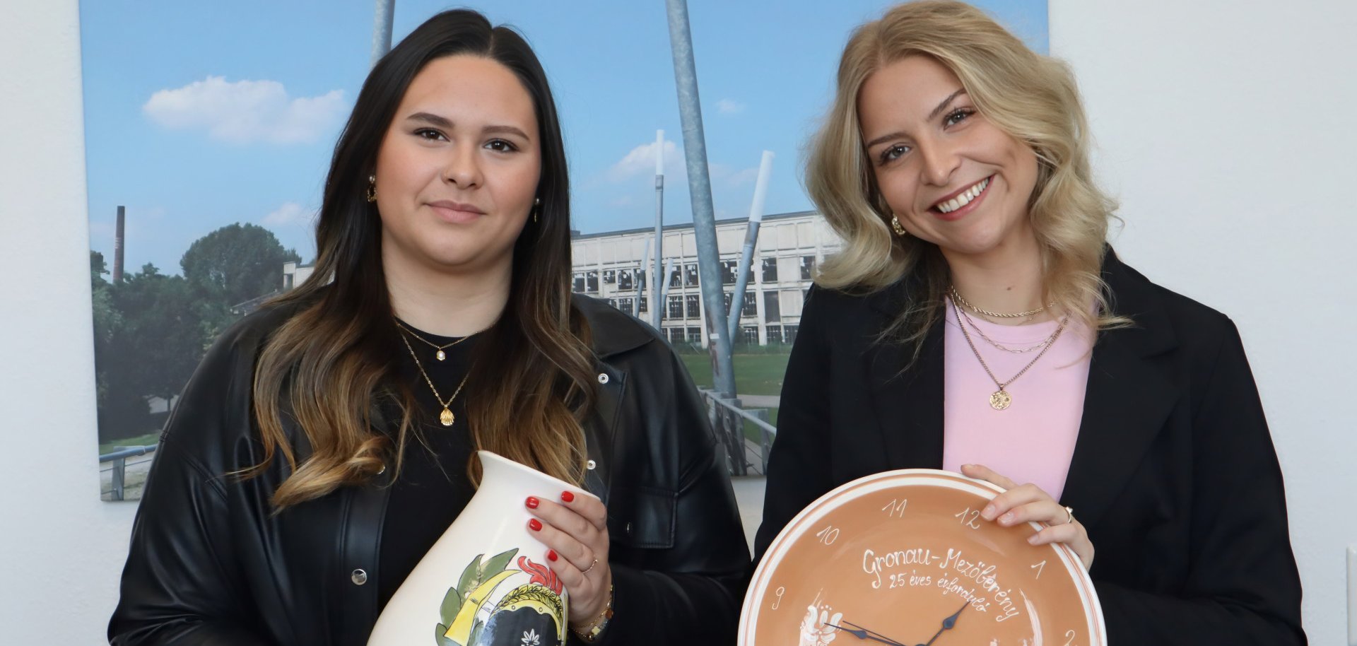 Elena Ames (Presse- und Ratsbüro, links im Bild) und Judit Lohle, 1. Vorsitzende des Sándor-Petőfi-Klub, präsentieren Erinnerungsstücke der Städtepartnerschaft mit Mezőberény.