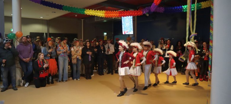 Tanzmariechen im rot-weißem Kostüm
