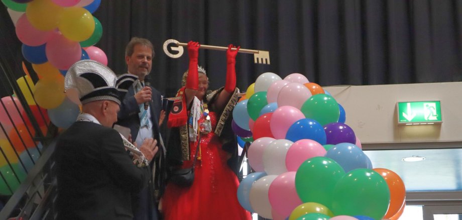 Bürgermeister von Borczyskowski überreicht symbolisch den Rathausschlüssel an die Stadtprinzessin Dagmar I.