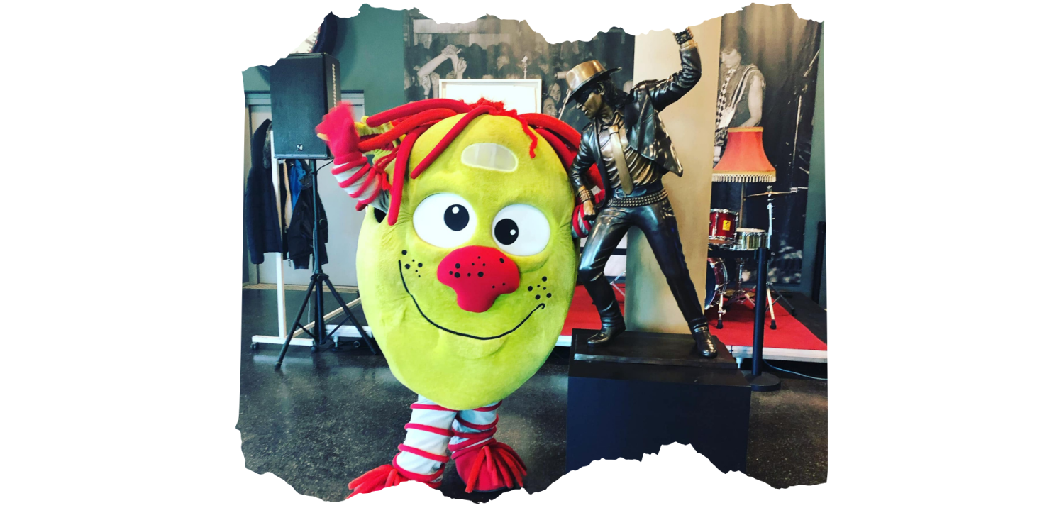 Das Zappeltier im  rock'n'popmuseum neben einer Udo Lindenberg Statue