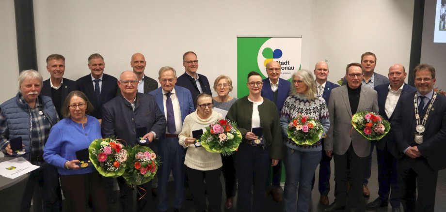 Am 23.01.2026 verabschiedete und ehrte Bürgermeister Jörg von Borczyskowski verdiente Ratsmitglieder der vergangenen Wahlperiode im Forum des Wirtschaftszentrums Gronau. Am 23.01.2026 verabschiedete und ehrte Bürgermeister Jörg von Borczyskowski verdiente Ratsmitglieder der vergangenen Wahlperiode im Forum des Wirtschaftszentrums Gronau. Das Bild zeigt ein Gruppenfoto aller Geehrten und Verabschiedeten mit Bürgermeister Jörg von Borczyskowski.