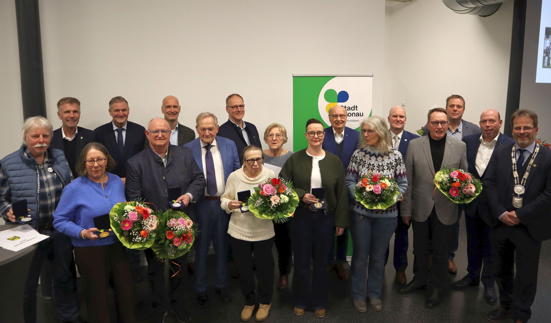 Am 23.01.2026 verabschiedete und ehrte Bürgermeister Jörg von Borczyskowski verdiente Ratsmitglieder der vergangenen Wahlperiode im Forum des Wirtschaftszentrums Gronau. Das Bild zeigt ein Gruppenfoto aller Geehrten und Verabschiedeten mit Bürgermeister Jörg von Borczyskowski.