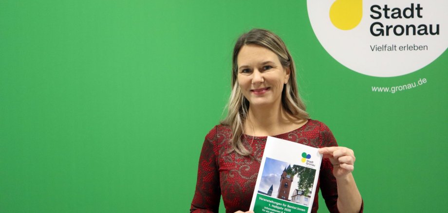 Altenhilfekoordinatorin Katrin von Trümbach hält den neuen Seniorenkalender vor sich