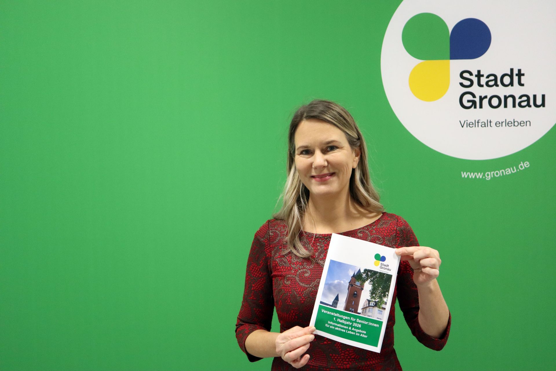 Altenhilfekoordinatorin Katrin von Trümbach hält den neuen Seniorenkalender vor sich