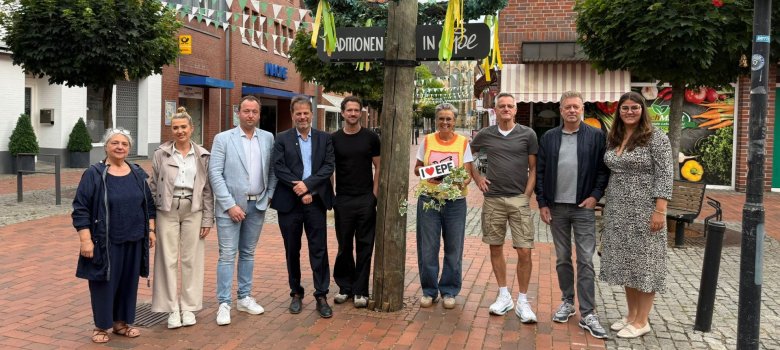 Die Akteure des Weinfestes freuen sich gemeinsam mit dem Bürgermeister auf die Veranstaltung im Dorfkern. Die Akteure des Weinfestes stehen im Eper Dorfkern und freuen sich gemeinsam mit dem Bürgermeister auf die Veranstaltung.