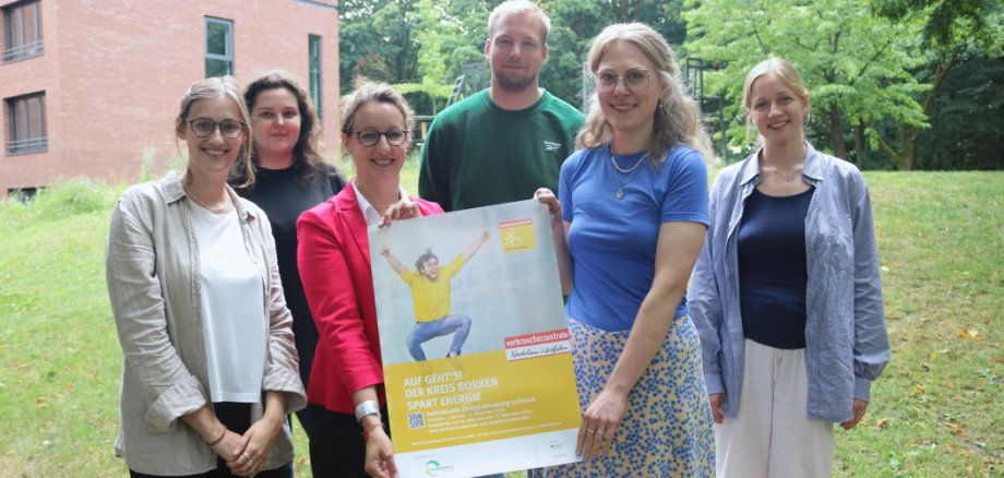 Akteure der Energieberatungsaktion des Kreises Borken in Kooperation mit der Verbraucherzentrale NRW Akteure der Energieberatungsaktion des Kreises Borken zeigen ein Plakat der Aktion .