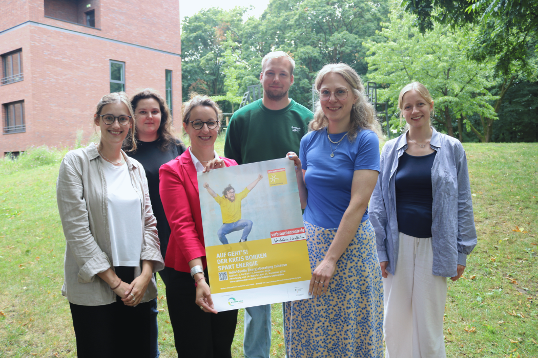 Akteure der Energieberatungsaktion des Kreises Borken zeigen ein Plakat der Aktion .