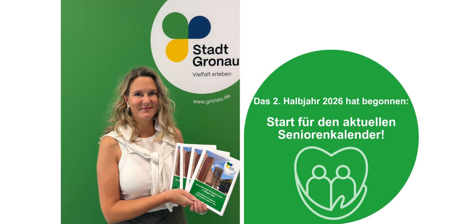 Altenhilfe-Koordinatorin Katrin von Trümbach präsentiert den neuen Seniorenkalender