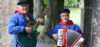 Das Duo "Die singenden Kiepenkerle" mit Gitarre und Akkordeon.
