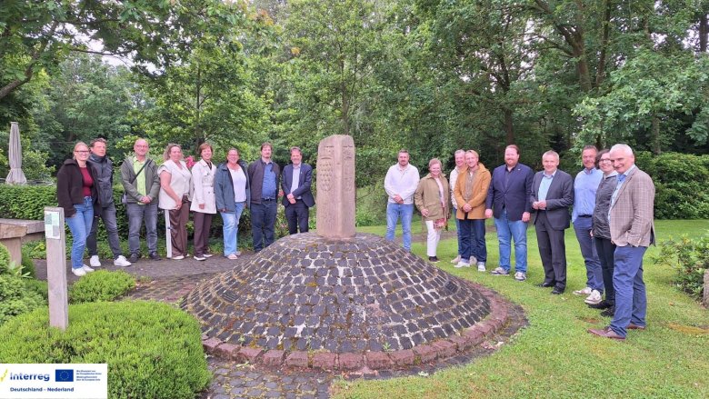 (v.r.n.l.: Stadtbaurat Ralf Groß-Holtick, Carina Elfering, Daniel Alfert, Bürgermeister Volker Pannen, Bürgermeister Jeroen Diepemaat, Philipp Grob, Gerard Kwekkeboom, Cathelijna Lacina, Maarten Hijkoop, Bürgermeister Jörg von Borczyskowski, Patrick Könemann, Laura Iking, Monique Hamers, Nicole ten Voorde, Jo Krafzik, André Homölle, Lena Kerkeling) (v.r.n.l.: Stadtbaurat Ralf Groß-Holtick, Carina Elfering, Daniel Alfert, Bürgermeister Volker Pannen, Bürgermeister Jeroen Diepemaat, Philipp Grob, Gerard Kwekkeboom, Cathelijna Lacina, Maarten Hijkoop, Bürgermeister Jörg von Borczyskowski, Patrick Könemann, Laura Iking, Monique Hamers, Nicole ten Voorde, Jo Krafzik, André Homölle, Lena Kerkeling)