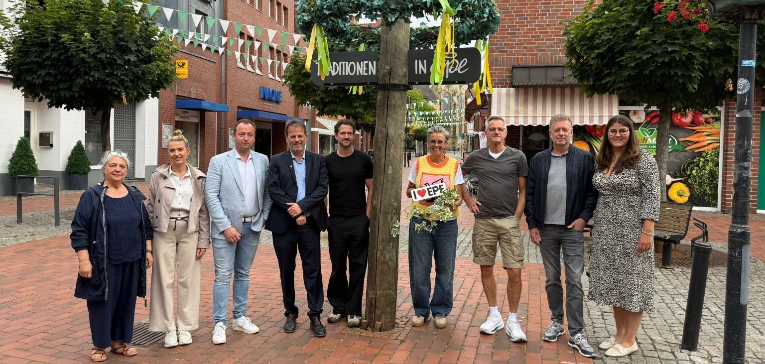 Die Akteure des Weinfestes freuen sich gemeinsam mit dem Bürgermeister auf die Veranstaltung im Dorfkern.