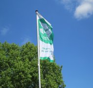 Flagge vor blauem Himmel