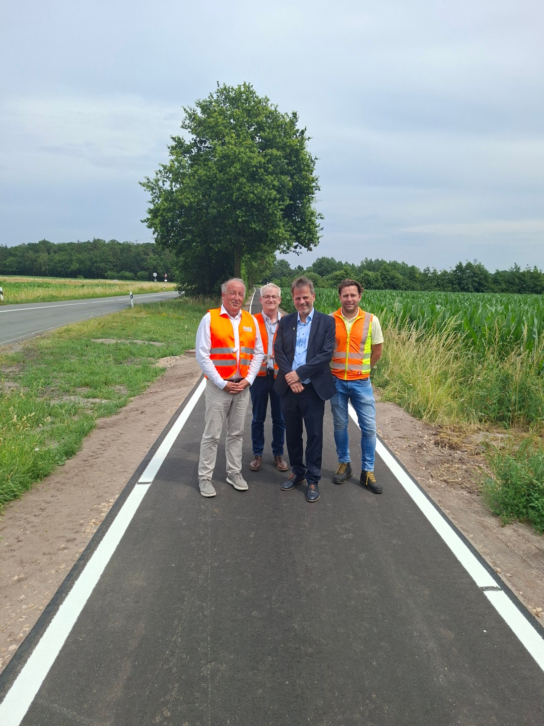 Freuen sich über die Freigabe der Strecke (v.l.n.r.) Manfred Ransmann, Bruno Tenhumberg (beide Straßen.NRW), Bürgermeister Jörg von Borczyskowski und Stefan Sandkamp (Bauleitung Eurovia)