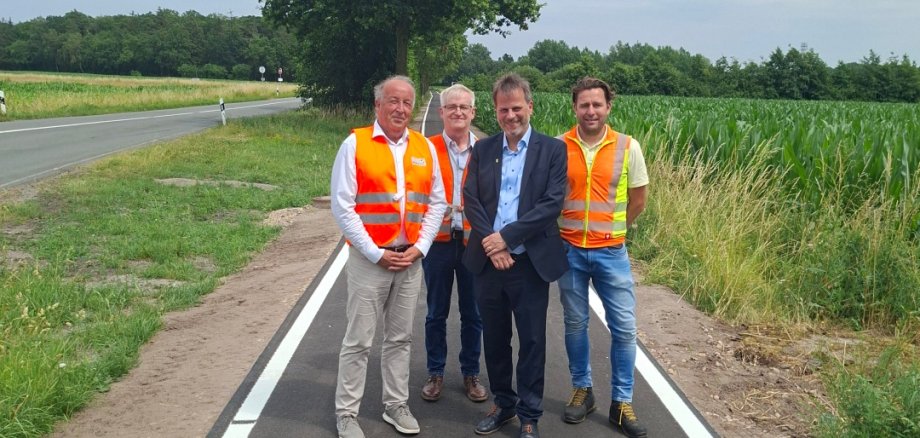 Freuen sich über die Freigabe der Strecke (v.l.n.r.) Manfred Ransmann, Bruno Tenhumberg (beide Straßen.NRW), Bürgermeister Jörg von Borczyskowski und Stefan Sandkamp (Bauleitung Eurovia) Freuen sich über die Freigabe der Strecke (v.l.n.r.) Manfred Ransmann, Bruno Tenhumberg (beide Straßen.NRW), Bürgermeister Jörg von Borczyskowski und Stefan Sandkamp (Bauleitung Eurovia)