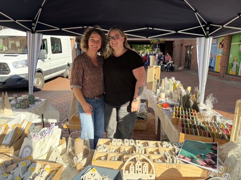 Stand auf dem Michaelismarkt Zwei Ausstellerinnen an ihrem Stand auf dem Michaelismarkt