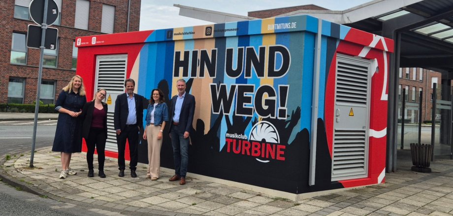 Katharina Terhan (Stadt- und Tourismusmarketing Gronau), Chantal Lambers (rock’n’popmuseum Gronau), Jörg von Borczyskowski (Bürgermeister der Stadt Gronau), Gerswid Altenhoff-Weber (Kreis Borken), Michael Klüppels (RVM) Katharina Terhan (Stadt- und Tourismusmarketing Gronau), Chantal Lambers (rock’n’popmuseum Gronau), Jörg von Borczyskowski (Bürgermeister der Stadt Gronau), Gerswid Altenhoff-Weber (Kreis Borken), Michael Klüppels (RVM)