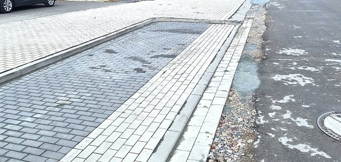 Foto einer neu gepflasterten Parkbucht mit Gehweg