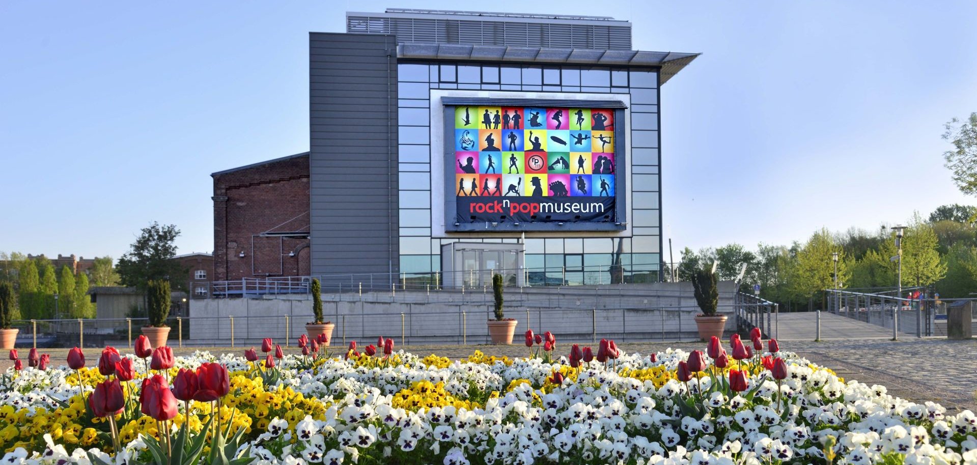 rock'n'pop museum mit Blumenbeet