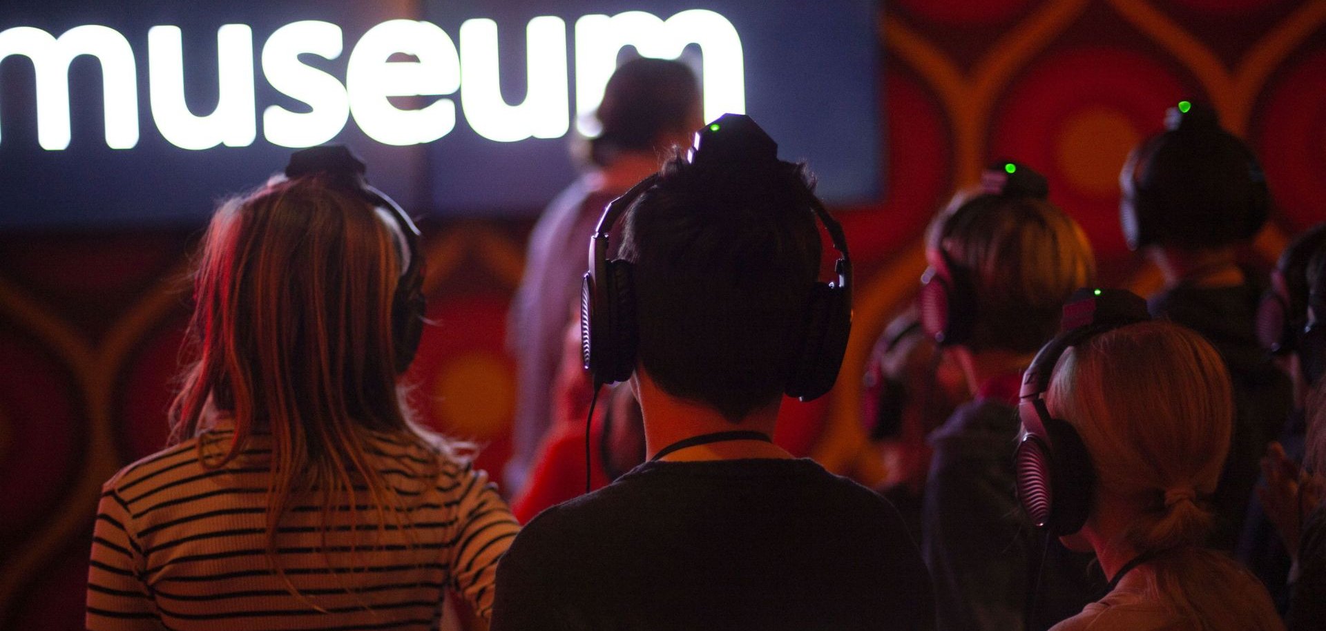 Kinder im Museum Kinder im rock'n'popmuseum die Kopfhörer tragen.