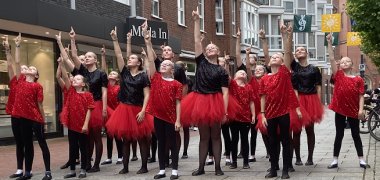 Programmpunkt: Stadtfest 2026 in der Neustraße Kinder tanzen in der Neustraße
