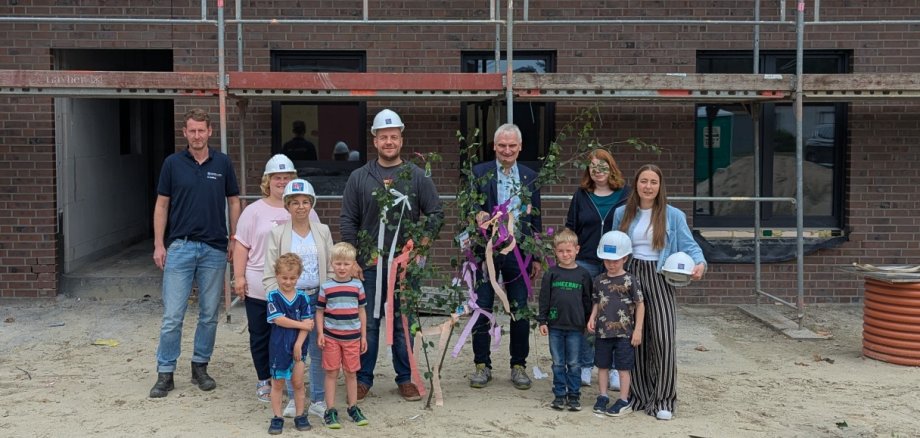 Die Kinder und Gäste vor der zukünftigen Kita "Dinkelnest" Die Kinder und Gäste vor der zukünftigen Kita "Dinkelnest"