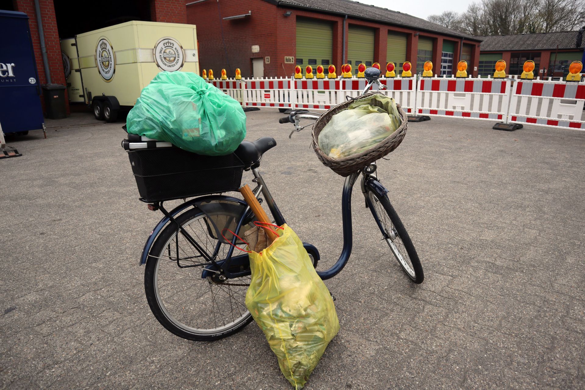Voll beladen für den guten Zweck: Eine Bürgerin sammelt Müll in der Stadt und bringt ihn mit dem Fahrrad zu den Zentralen Bau- und Umweltdiensten.