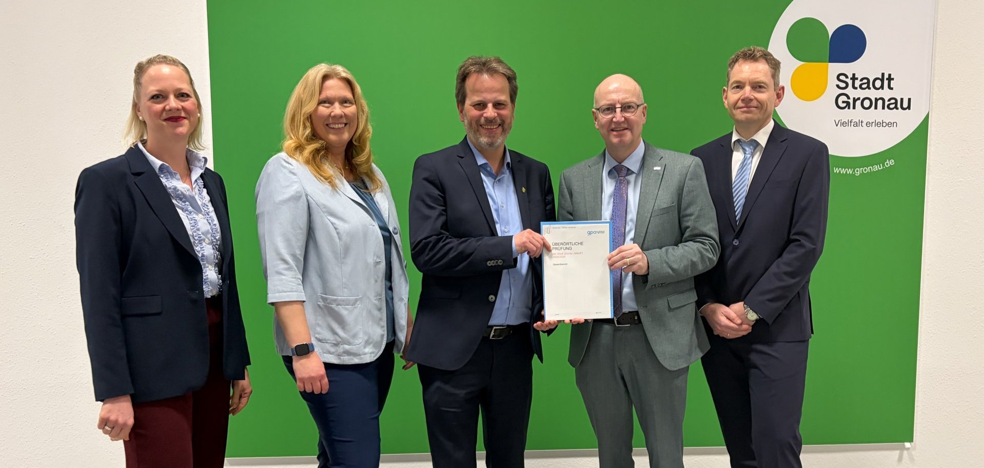 Übergabe des Berichtes der gpa an den Bürgermeister