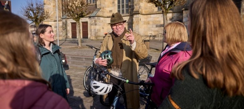 Das Eper Urgestein Tönne Speckmann am Treffpunkt seiner Radtour „Met Tönne Speckmann ründ üm Ep‘ “. Das Eper Urgestein Tönne Speckmann am Treffpunkt seiner Radtour „Met Tönne Speckmann ründ üm Ep‘ “.