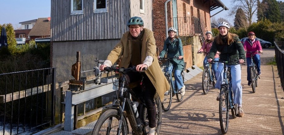 Tönne Speckmann während der geführten Radtour an Schepers Mühle.