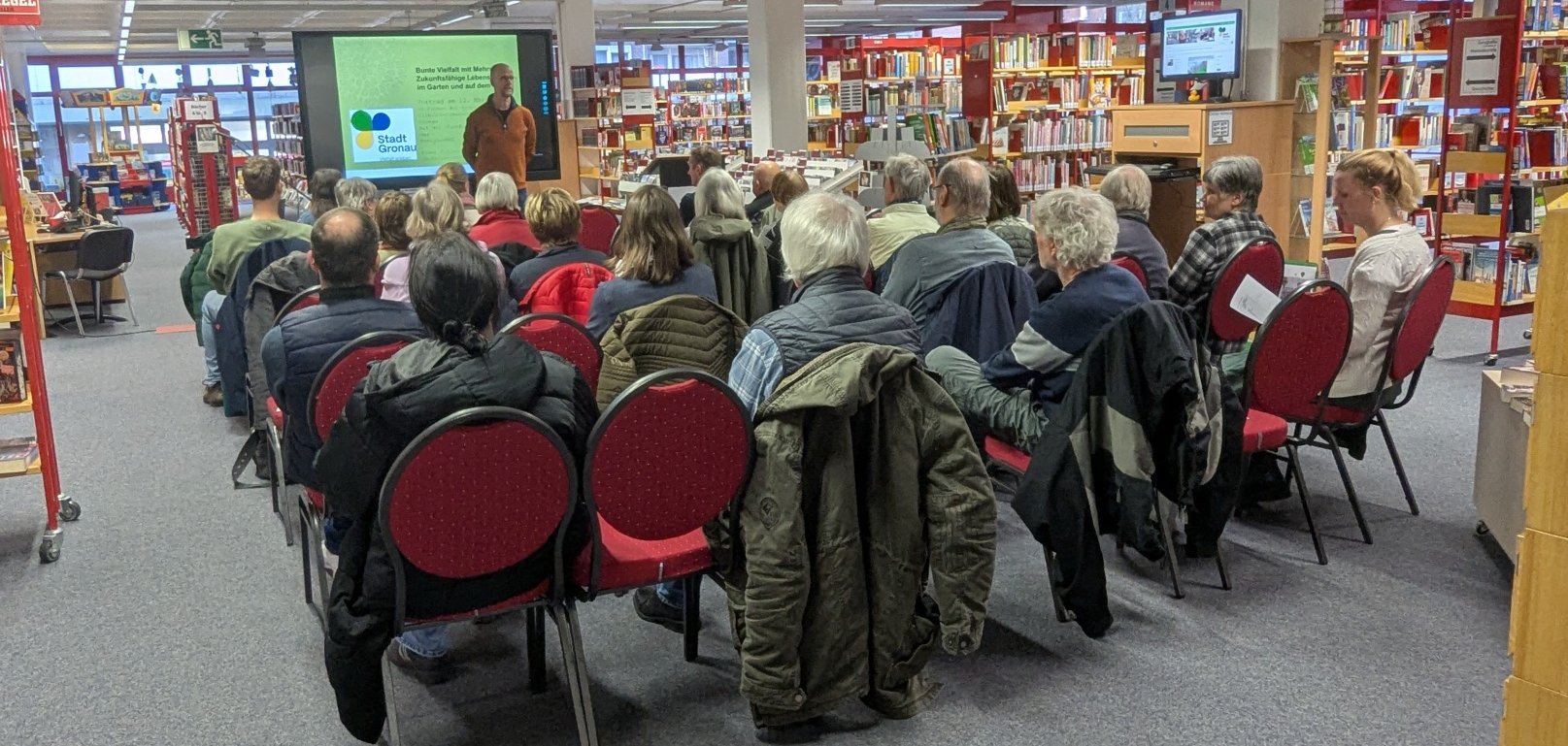 Zahlreiche Zuhörer:innen verfolgten den Vortrag in der Stadtbücherei Gronau
